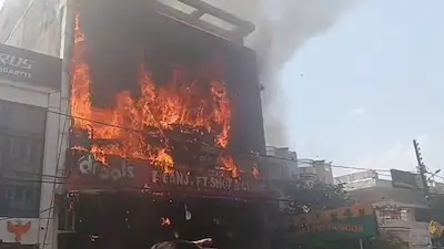 Lucknow Fire Breaking: लखनऊ के अलीगंज में दुकान और कोचिंग सेंटर में लगी भयावह आग, कई लोग फंसे, रेस्क्यू ऑपरेशन जारी