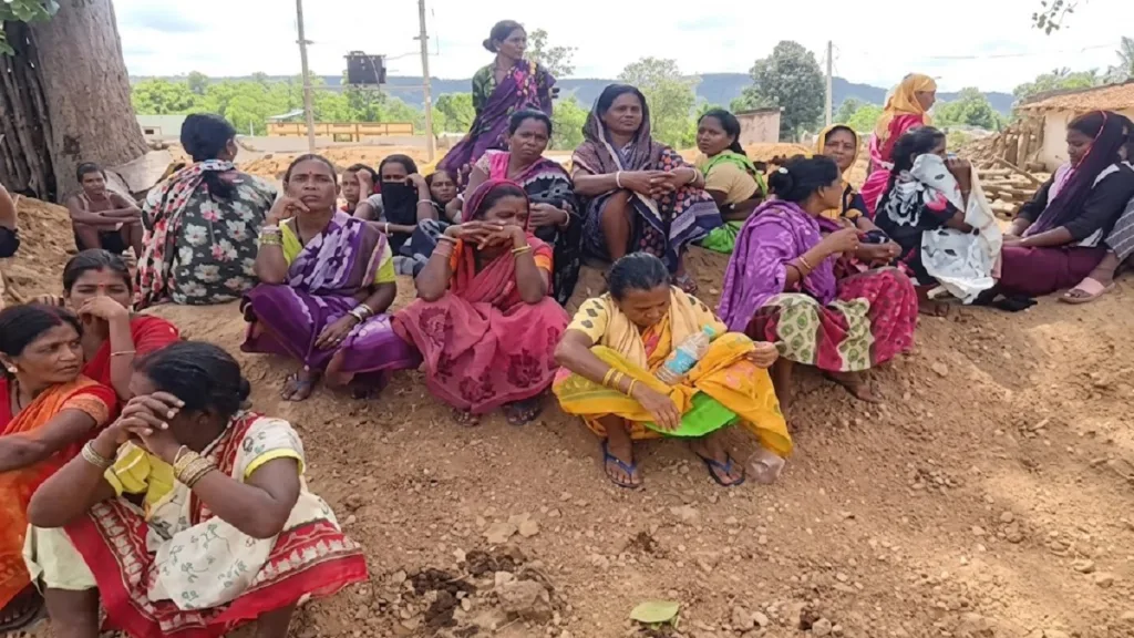 Conversion Controversy Bastar : ‘मूल धर्म में लौटें तो ही एंट्री…’ नारायणपुर में फरमान के बाद 26 परिवारों को जबरन गांव से निकाला