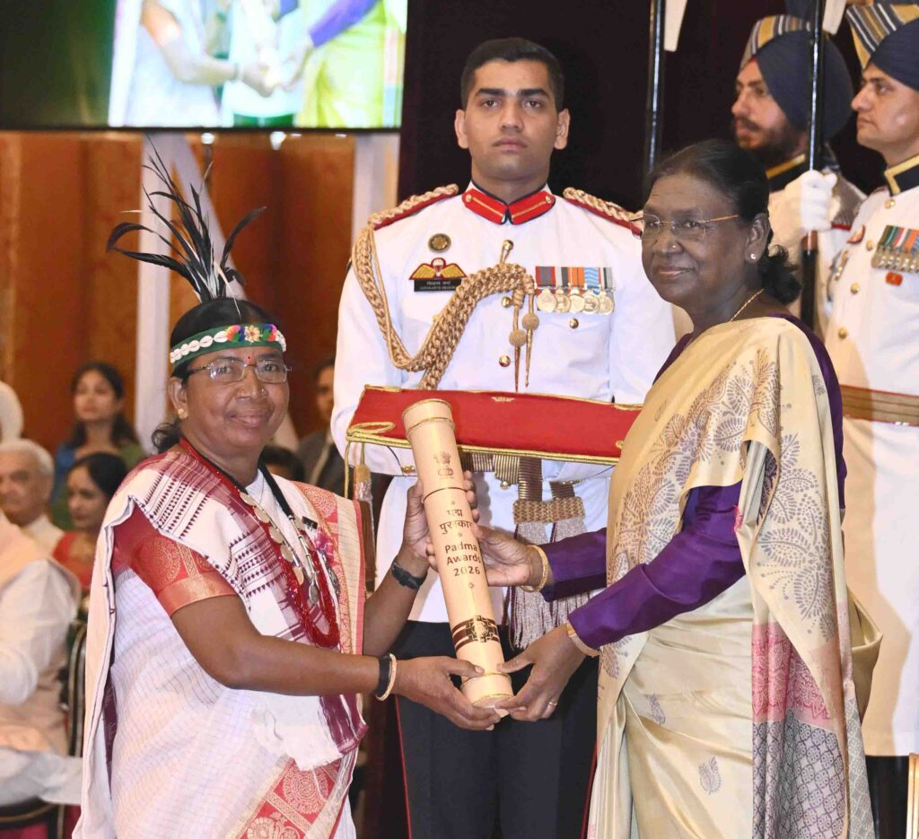 Padma Awards 2026 Chhattisgarh : नक्सलियों के गढ़ में पैदल चलकर बदली 500 गांवों की तकदीर, राष्ट्रपति ने किया सम्मानित