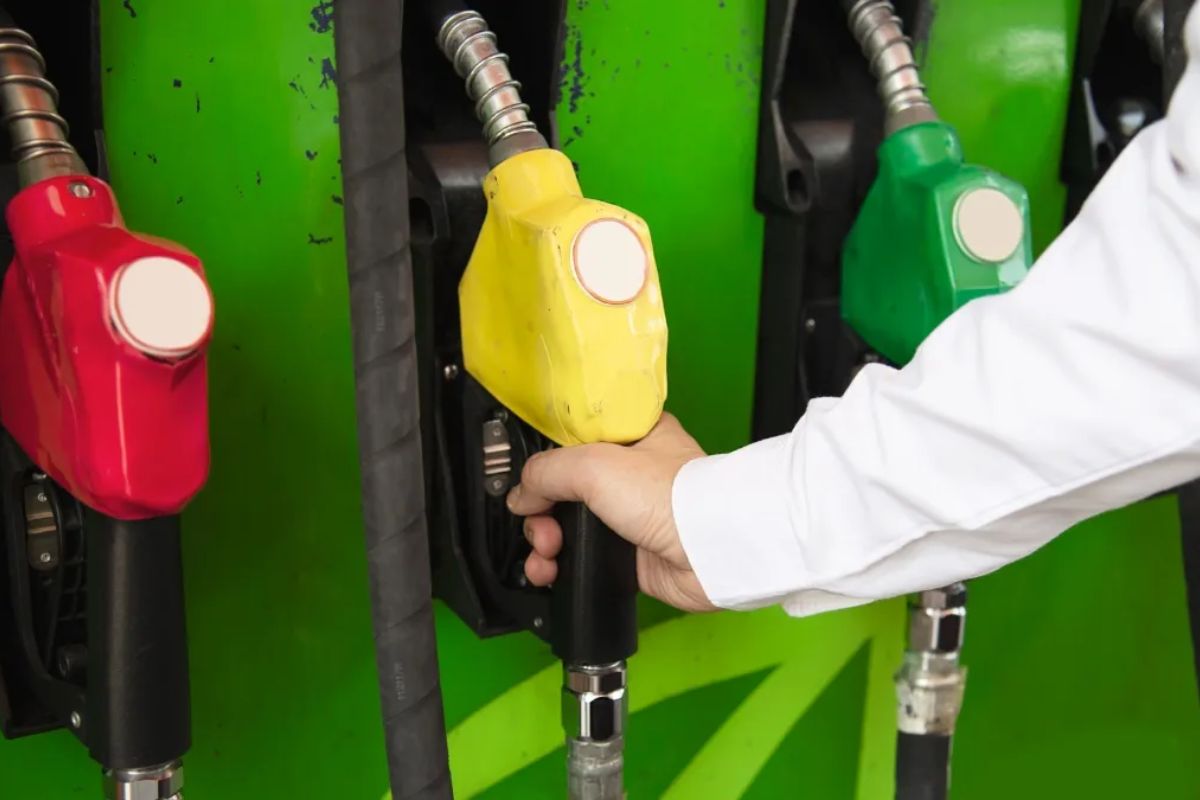Petrol-Diesel News: पेट्रोल-डीजल की थोक खरीद पर 90 दिन की रोक, सरकार का बड़ा फैसला, फुल टेंक कराने पर लगेंगे अतिरिक्त पैसे