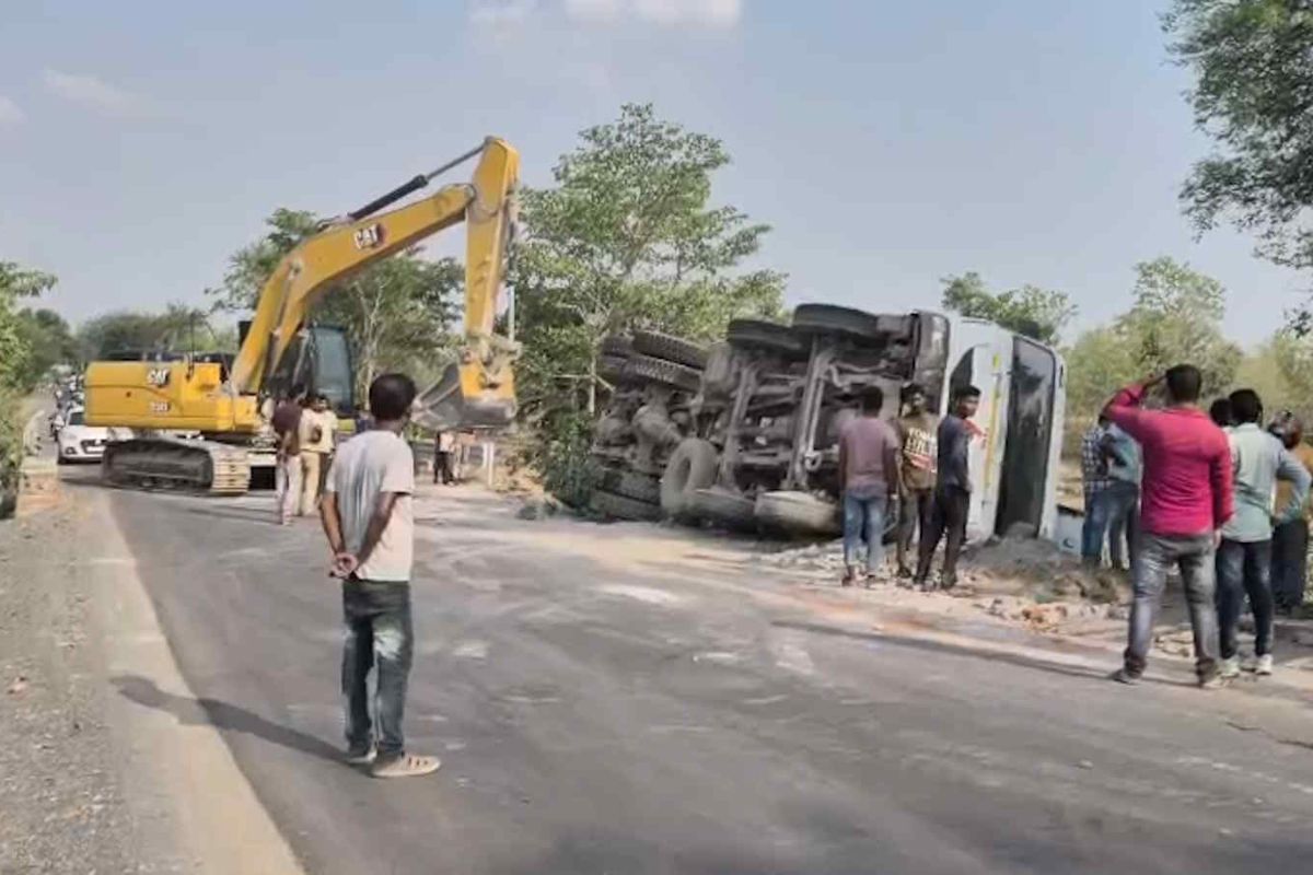 Katghora News: कटघोरा पुलिस की तत्परता से खुला मार्ग, क्रेन से हटाया गया पलटा ट्रक