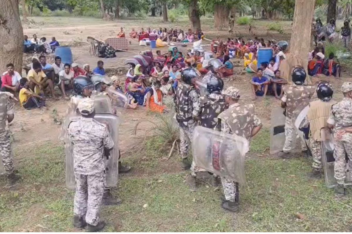 Narayanpur Breaking News: धर्मांतरण को लेकर खड़का गांव में बढ़ा तनाव, गांव छोड़ने का दबाव, पुलिस की निगरानी