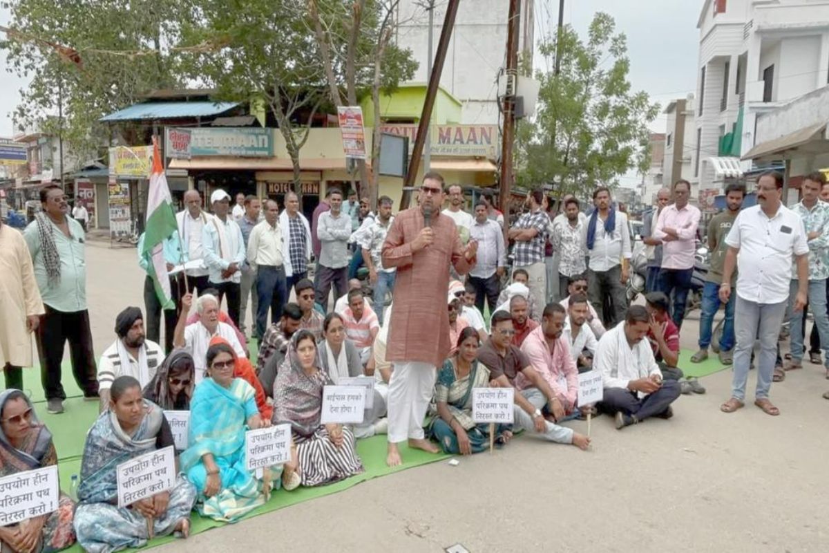 Dongargarh News: कांग्रेस के चक्काजाम से लगा लंबा जाम, बाईपास निर्माण की मांग हुई तेज