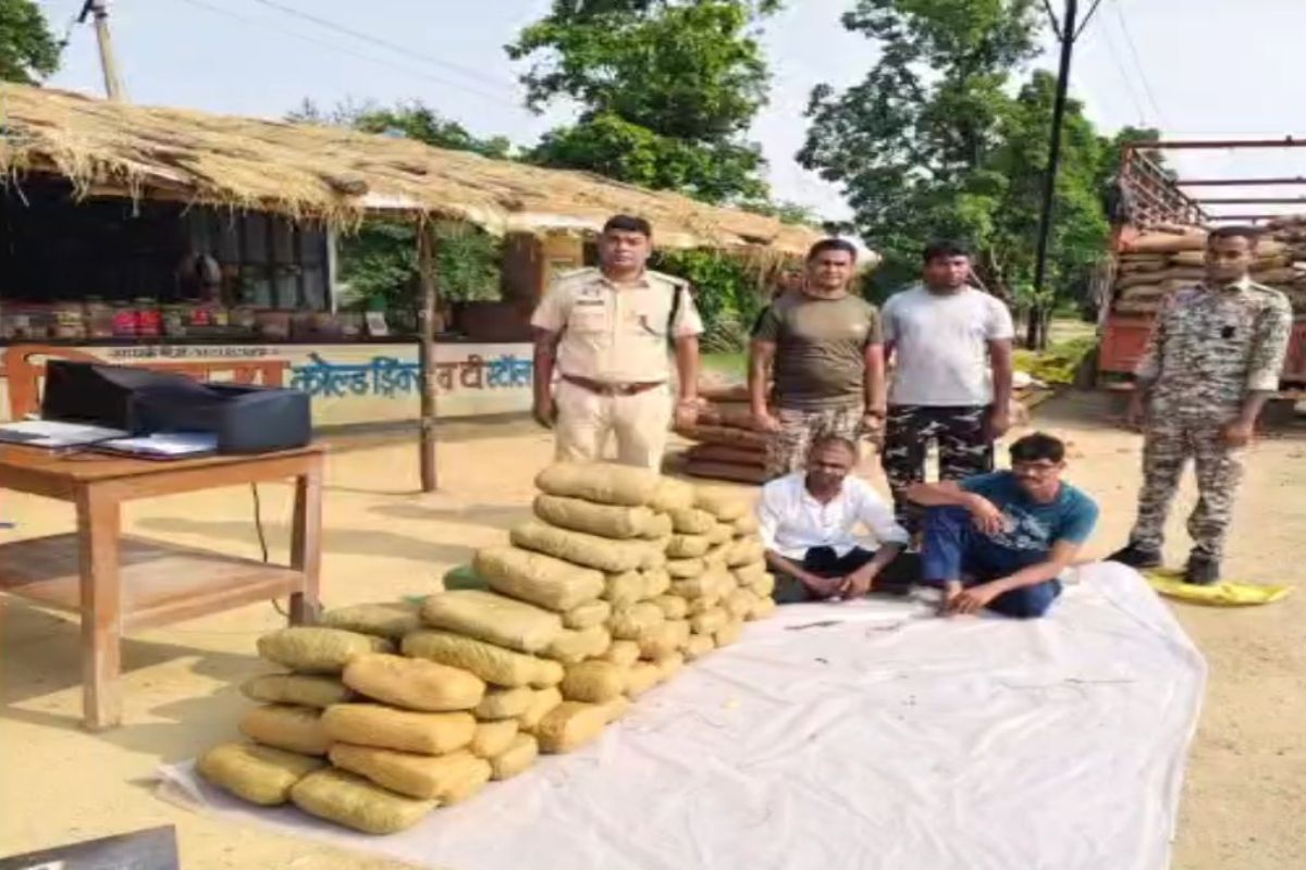CG Crime News: डोंगरीपाली में पुलिस की बड़ी कार्रवाई, ट्रक से 94 किलो गांजा बरामद, दो तस्कर गिरफ्तार
