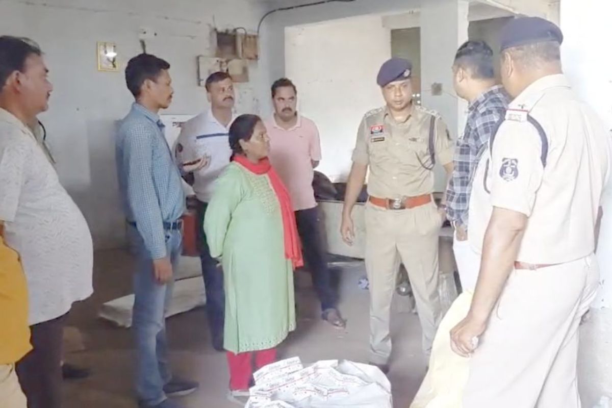 Durg News: अंडा और कुथरेल में छापेमारी, गोदाम सील; नकली गुटखा बनाने का खुलासा
