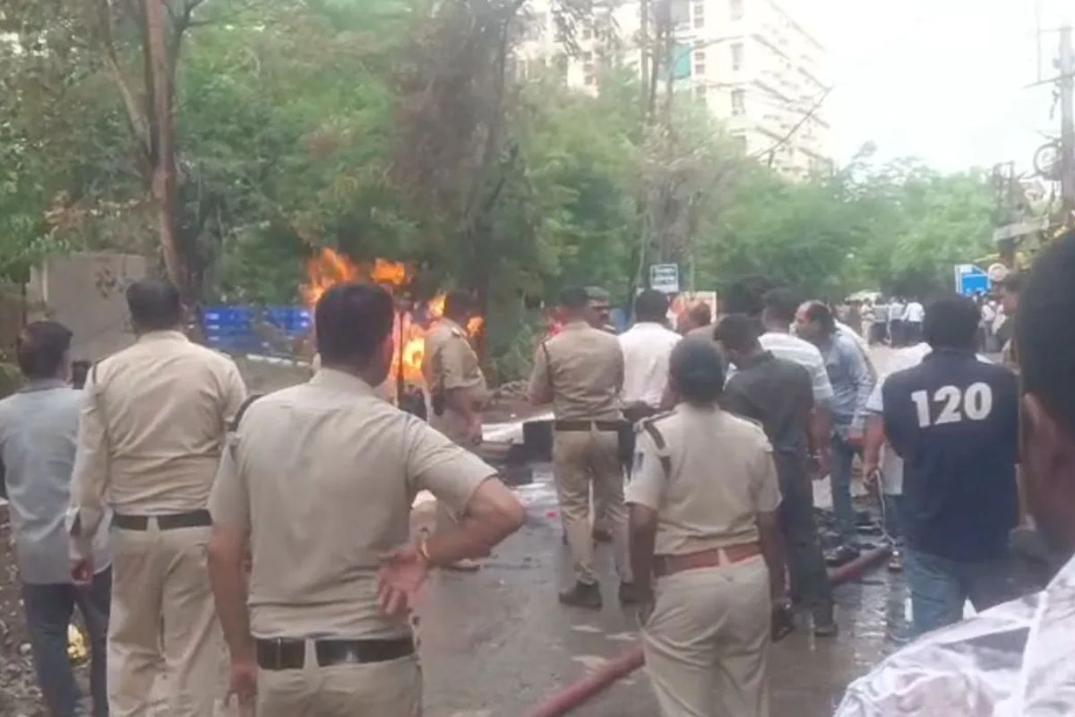 बोरिंग बनी जानलेवा! गैस पाइपलाइन क्षतिग्रस्त होने से हुआ धमाका, इलाके में मचा हड़कंप