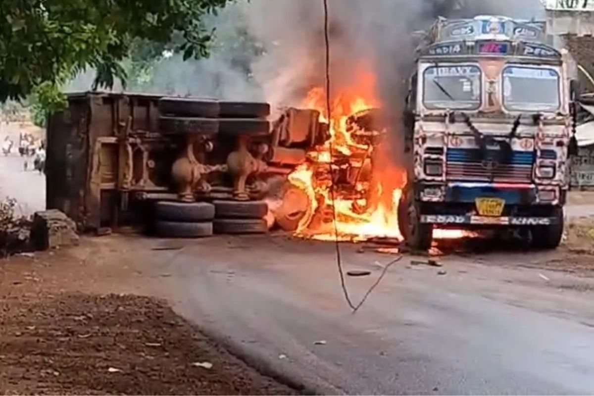 CG News: कांकेर सड़क हादसा; जलते ट्रकों से दहला इलाका, चालक मौके से फरार
