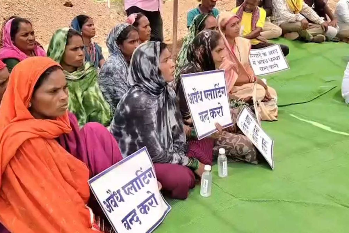 Rajnandgaon News: ‘क्षेत्र को अवैध गतिविधियों से मुक्त करो’— प्रशासन के खिलाफ ग्रामीणों का बड़ा धरना प्रदर्शन