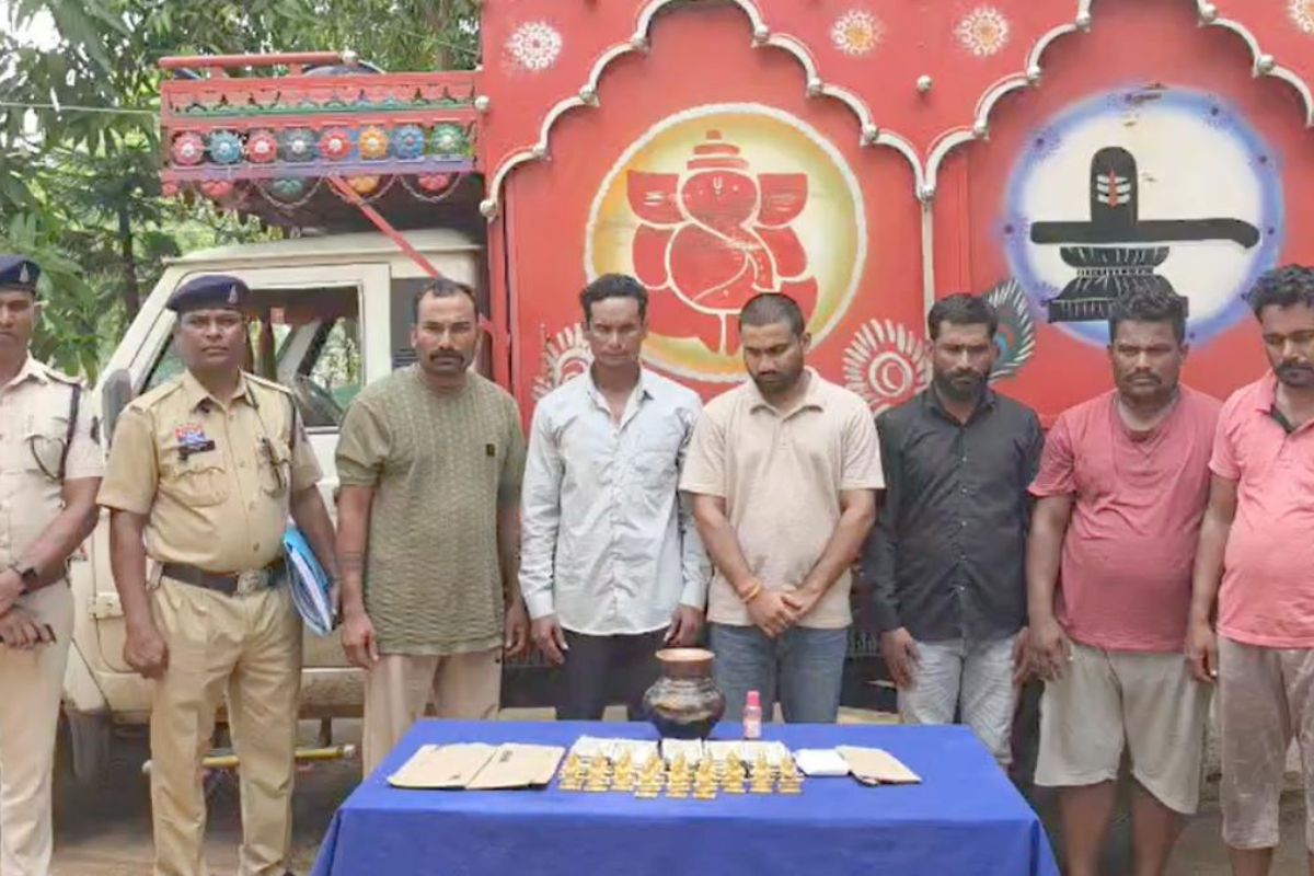 Kanker Crime News: कांकेर में अंधविश्वास का खेल, सोने की जगह निकली पीतल की मूर्तियां, 5 लाख की ठगी