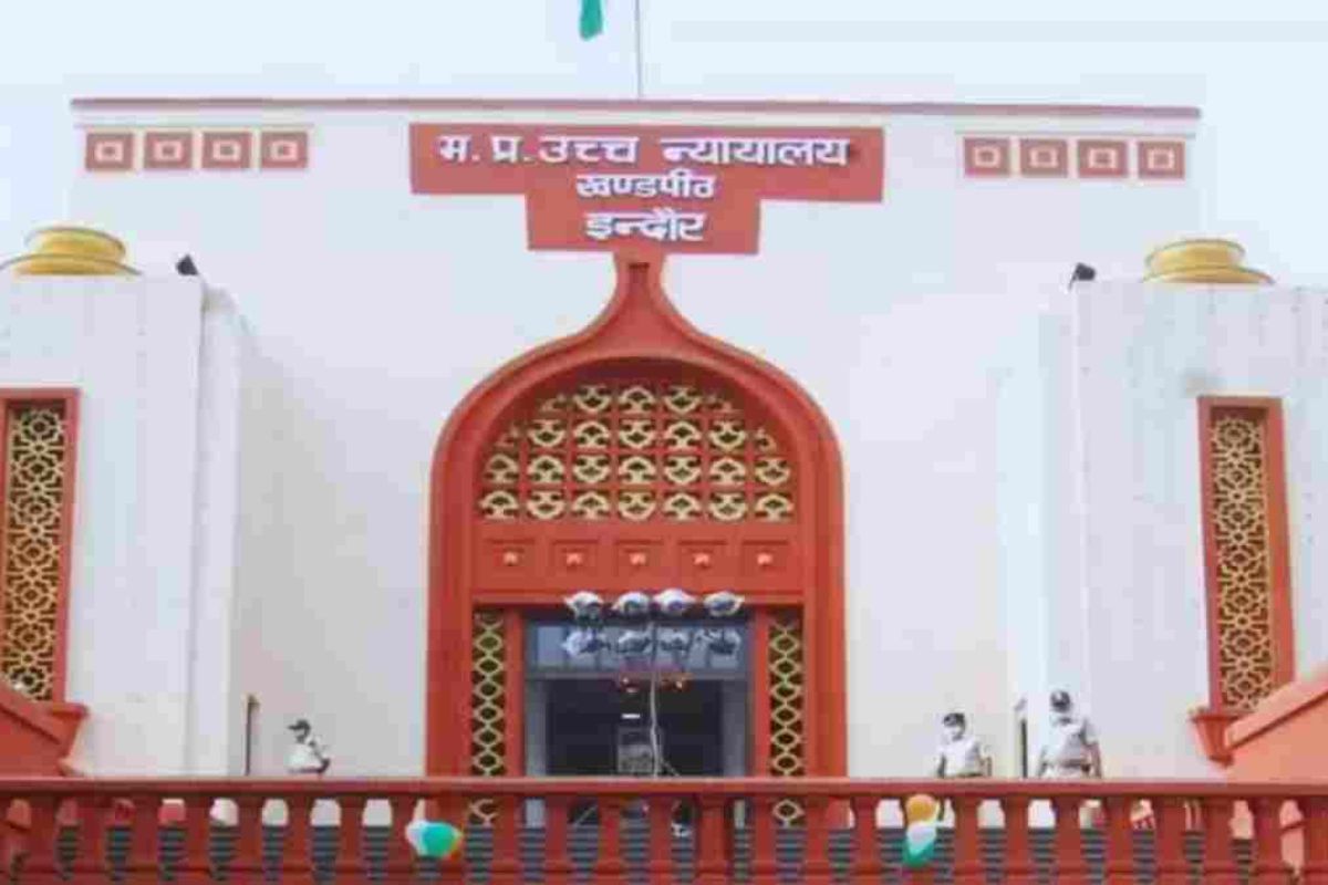Indore News: दंपति ने रिकॉर्ड में हेरफेर का लगाया आरोप, निष्पक्ष जांच की मांग लेकर पहुंचे कोर्ट