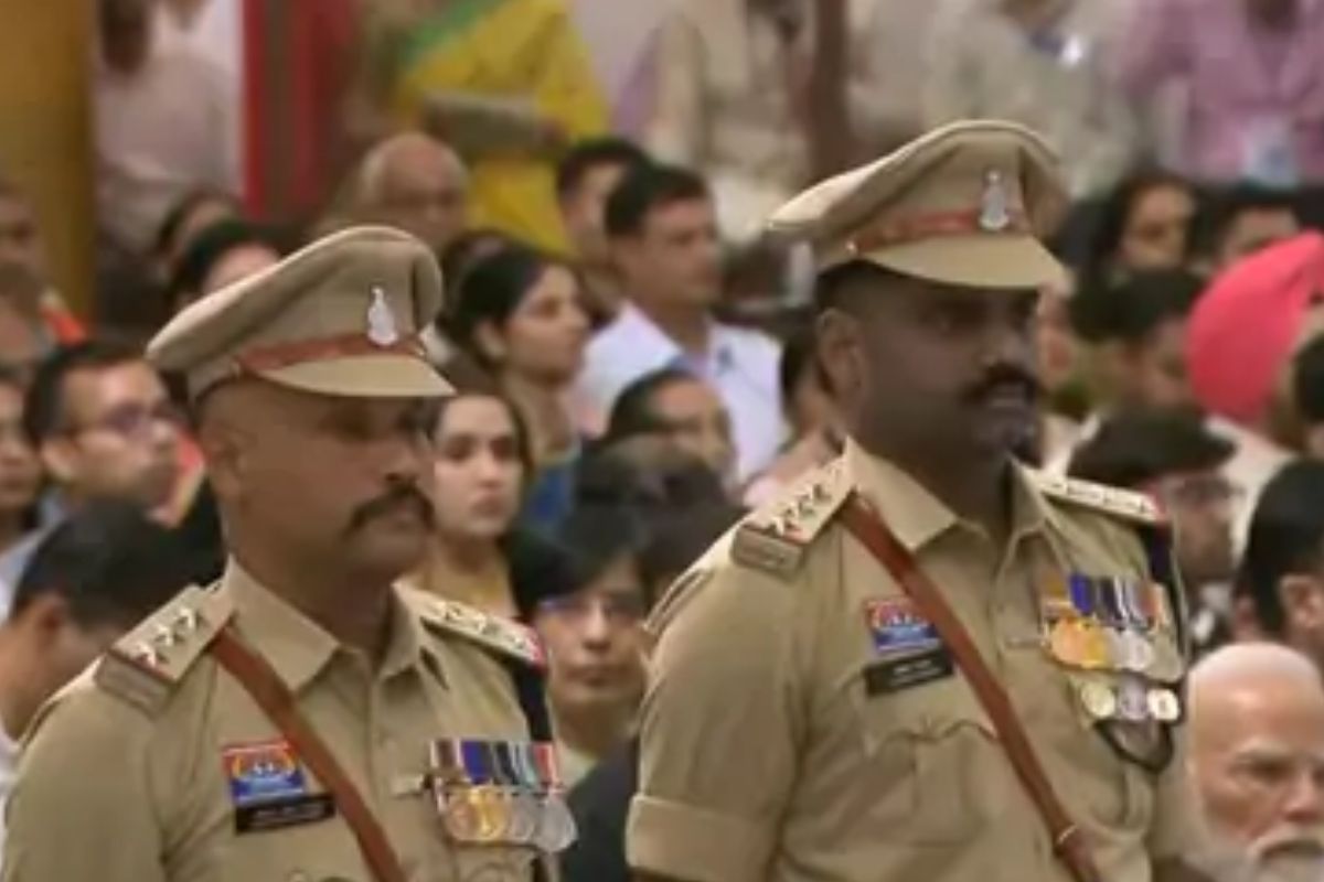 Chhattisgarh News: बस्तर के बहादुर पुलिस अधिकारियों का गौरव बढ़ा, शौर्य चक्र से सम्मानित हुई ‘राम-लक्ष्मण’ की जोड़ी