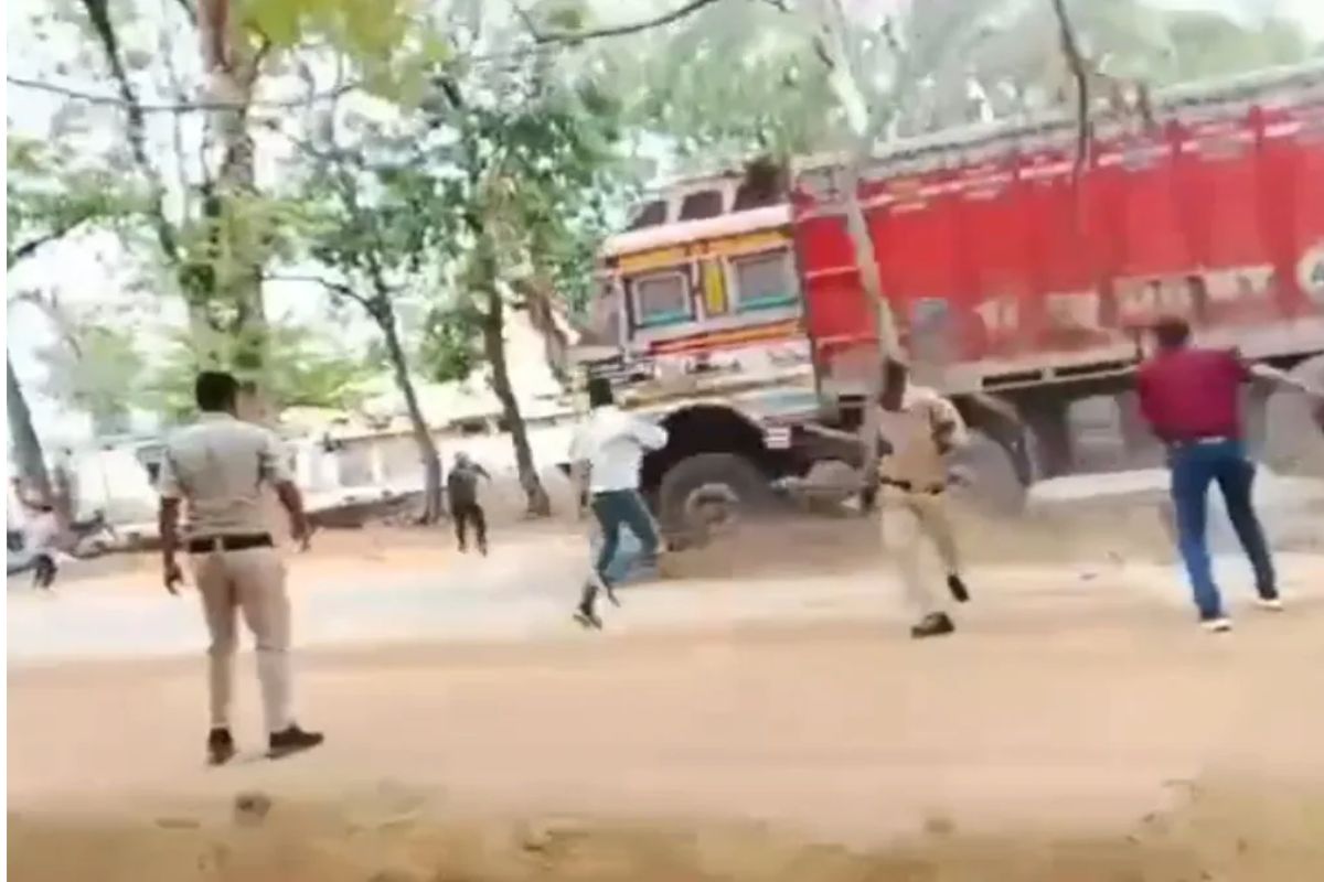 CG Hit and Run: बैरिकेड तोड़कर भागा मौत का ट्रक, 10 साल की बच्ची की मौत से आक्रोशित ग्रामीणों ने किया चक्काजाम