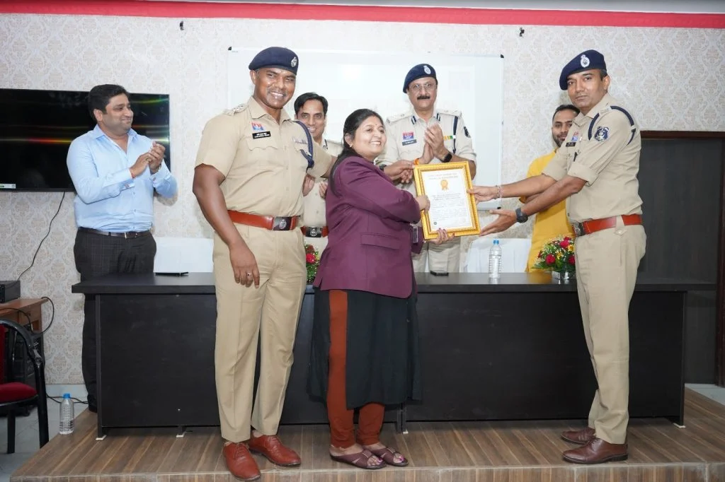 Safety First: रायपुर पुलिस की ऐतिहासिक पहल, ऑटो और ई-रिक्शा में QR कोड से मिलेगी ‘सुपर सुरक्षा’; नाम हुआ वर्ल्ड रिकॉर्ड में दर्ज
