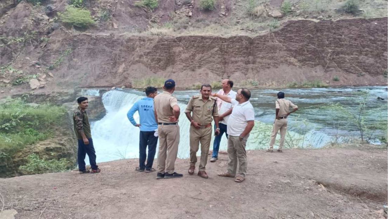 MP News: इटमा वॉटरफॉल में सेल्फी लेते समय पैर फिसला, प्रयागराज के युवक की तलाश जारी