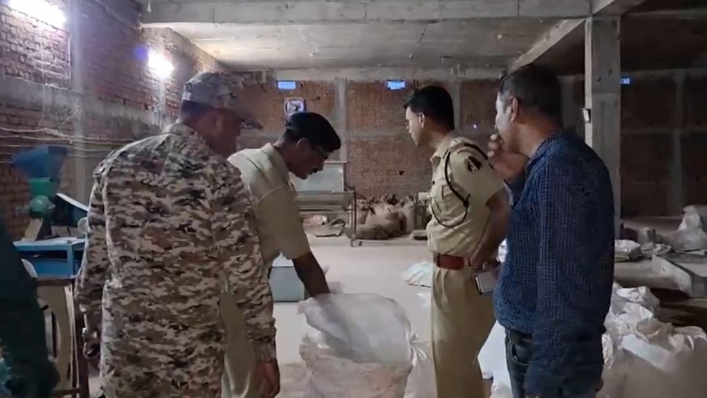 Illegal Gutkha Factory Durg  डिटर्जेंट बनाने के नाम पर लिया गोदाम, अंदर बन रहा था अवैध गुटखा; यूपी के आरोपी की तलाश
