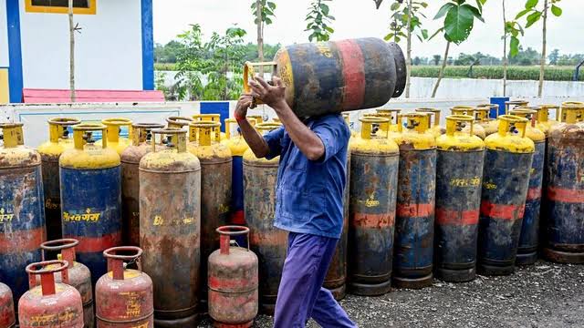 Commercial LPG supply ban lifted : भारत सरकार ने कमर्शियल LPG सप्लाई से हटाए सभी प्रतिबंध, थोक खरीद में भी दी आंशिक छूट; जानें वजह