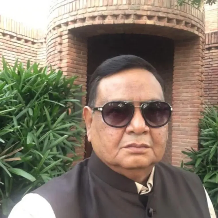 Ramgopal Agrawal: 3 साल से फरार कांग्रेस नेता रामगोपाल अग्रवाल आखिरकार EOW के सामने हुए पेश; बेटे से पूछताछ के बाद पहुंचे दफ्तर