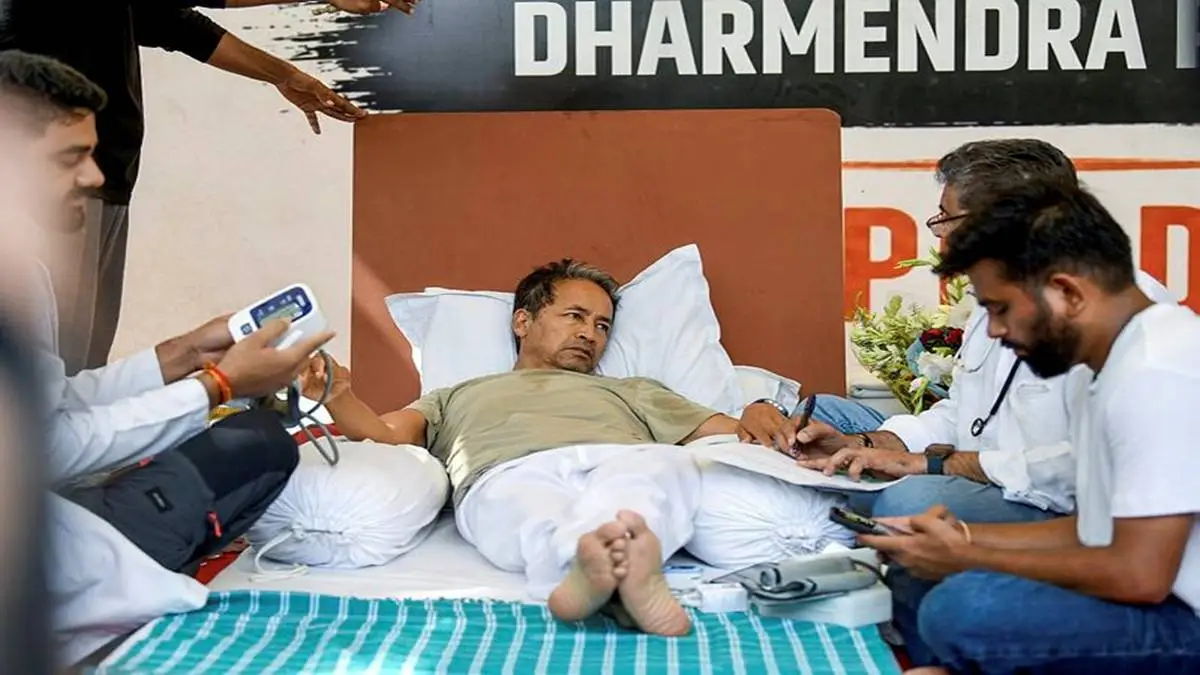 Sonam Wangchuk : “20 जुलाई तक हर हाल में जिंदा रहूँगा, नहीं तो भूत बनकर आऊँगा”: भूख हड़ताल के 20वें दिन सोनम वांगचुक का बड़ा बयान, वजन गिरकर 56 किलो पहुंचा