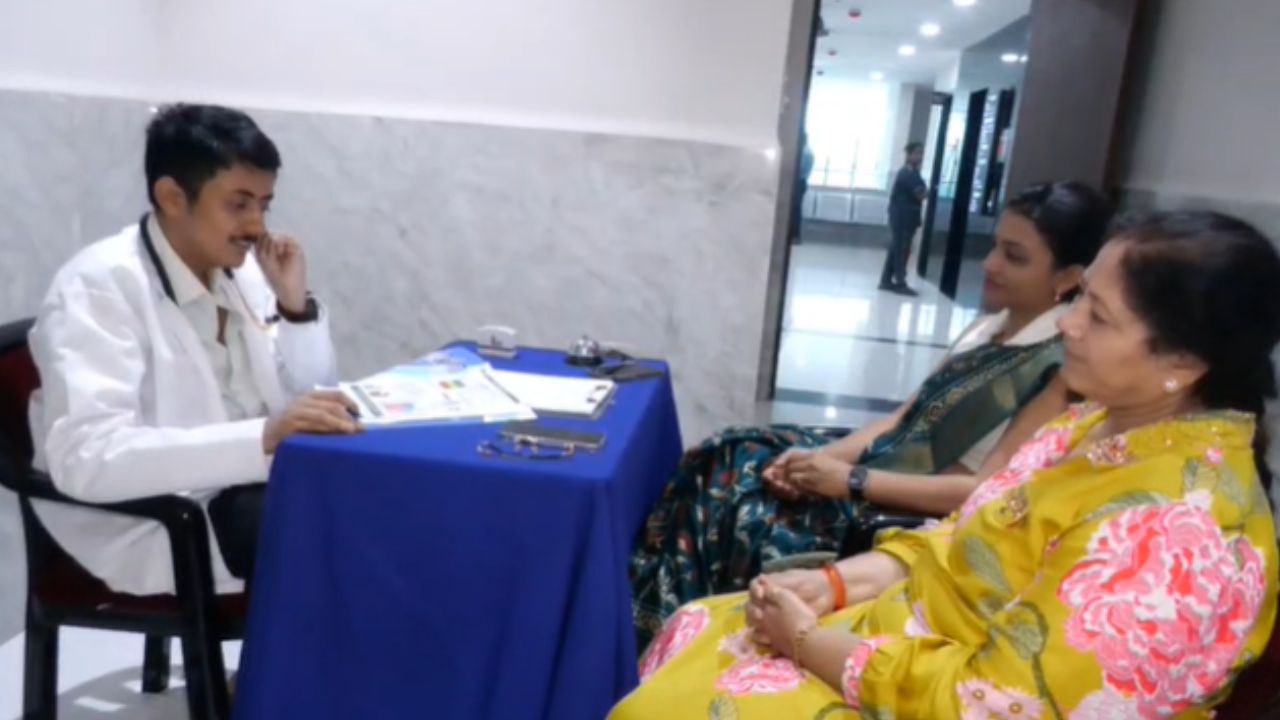 Raipur News: रायपुर के गायत्री अस्पताल में निशुल्क स्वास्थ्य शिविर में डायबिटीज और बीपी की जांच, मरीजों ने उठाया लाभ
