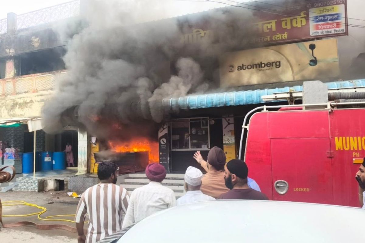 Dongargarh Fire News: गोल बाजार में आग से हड़कंप, भाटिया किराया भंडार धू-धूकर जला, घंटों मशक्कत के बाद पाया गया काबू