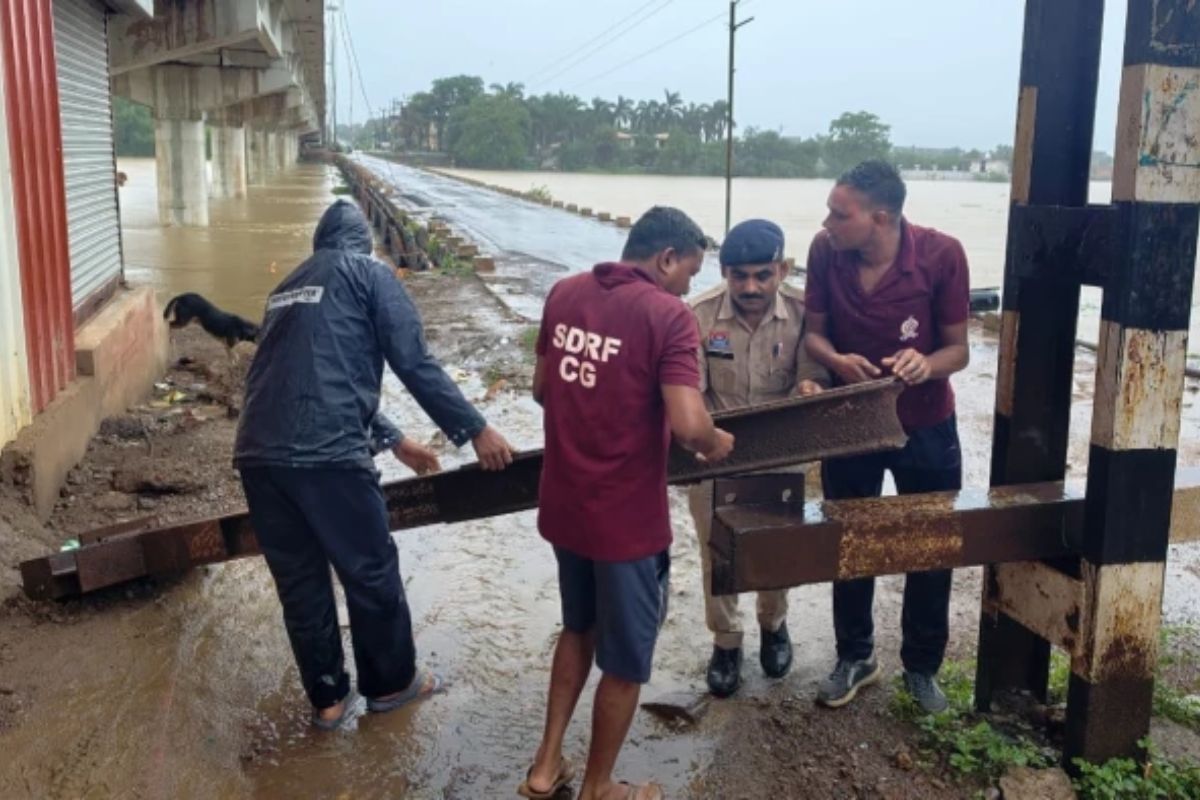 CG News: दुर्ग में बारिश बनी आफत, हाईवे पर जलभराव से ट्रैफिक जाम, नदी किनारे गांवों में मुनादी कर लोगों को किया सतर्क