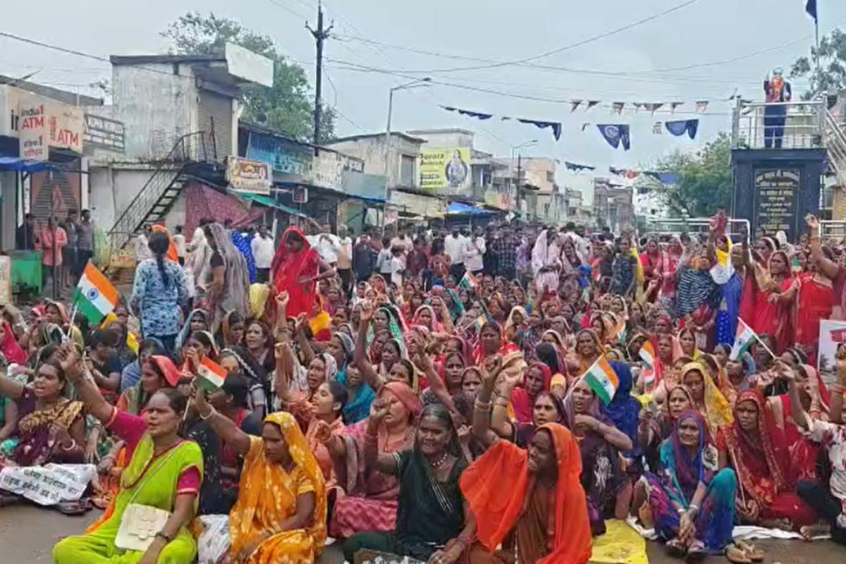 CG News: डोंगाकोहरौद सड़क को लेकर पामगढ़ में बवाल, महिलाओं ने किया चक्काजाम; भारी पुलिस बल तैनात