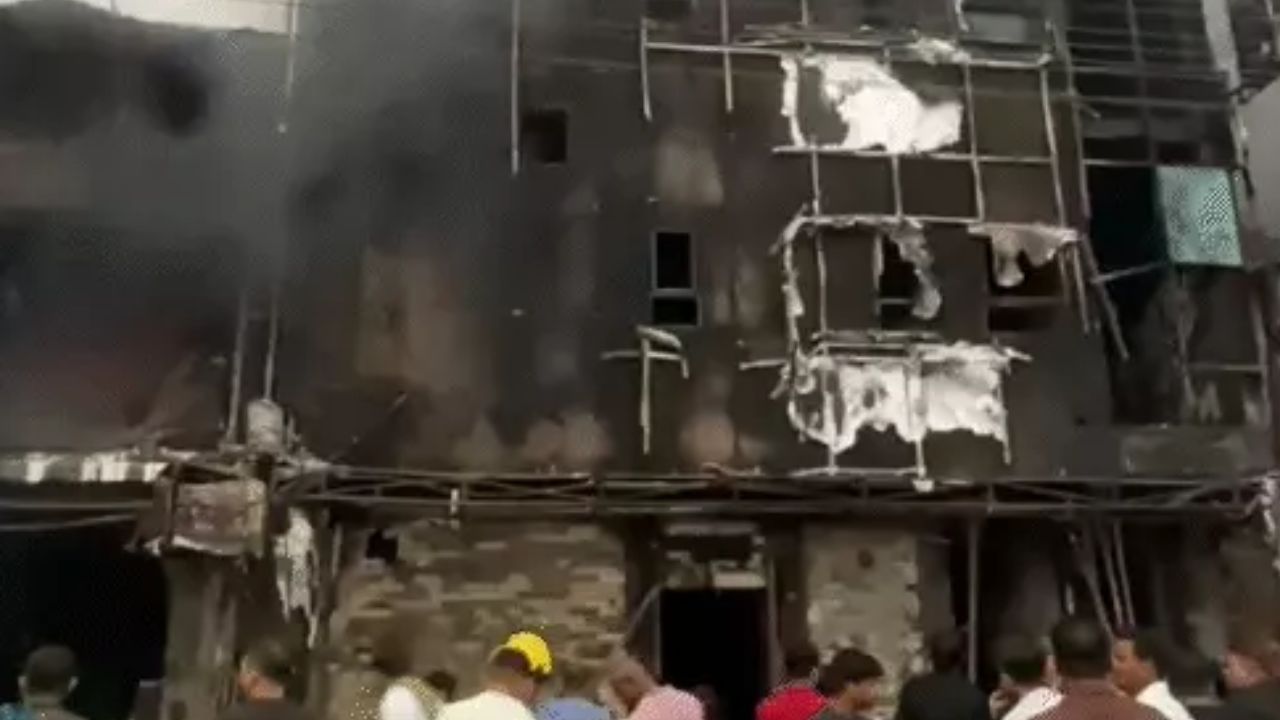 Raipur News: तेलीबांधा में देर रात आग का तांडव, हार्डवेयर दुकान से उठीं लपटों ने चार दुकानों को चपेट में लिया