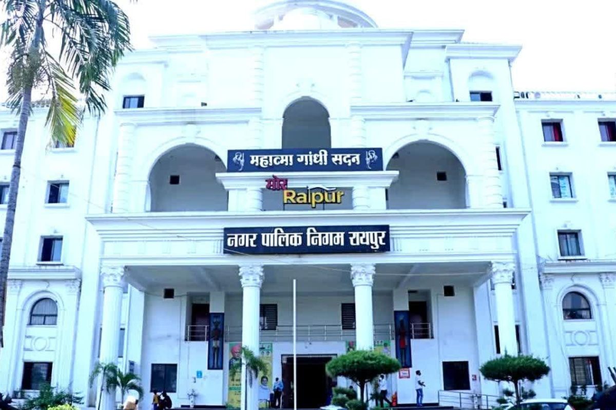 Raipur News: रायपुर नगर निगम के अधिकारियों पर बेगारी और गुणवत्ताहीन कार्य स्वीकारने के आरोप, ठेकेदार बोले—बाद में हमें ही बनाया जाता है दोषी