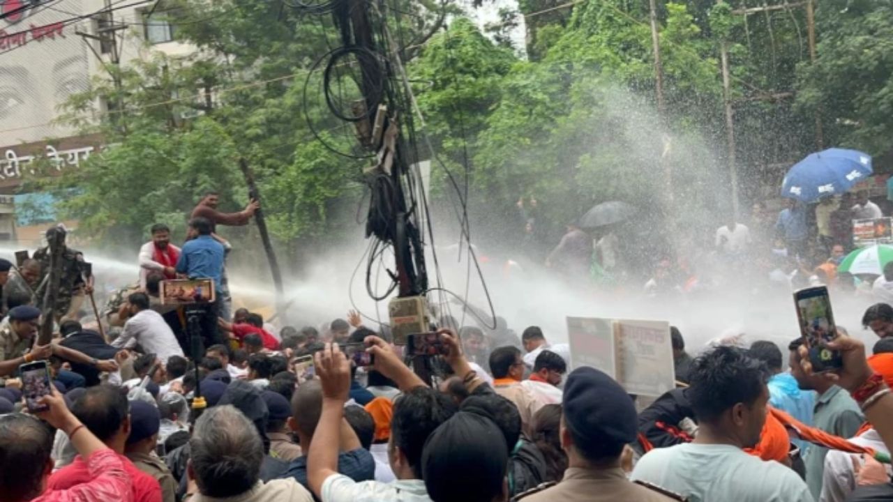 Raipur News: रायपुर में कांग्रेस कार्यालय घेराव पर हंगामा, भाजपा कार्यकर्ताओं पर वाटर कैनन और आंसू गैस का इस्तेमाल
