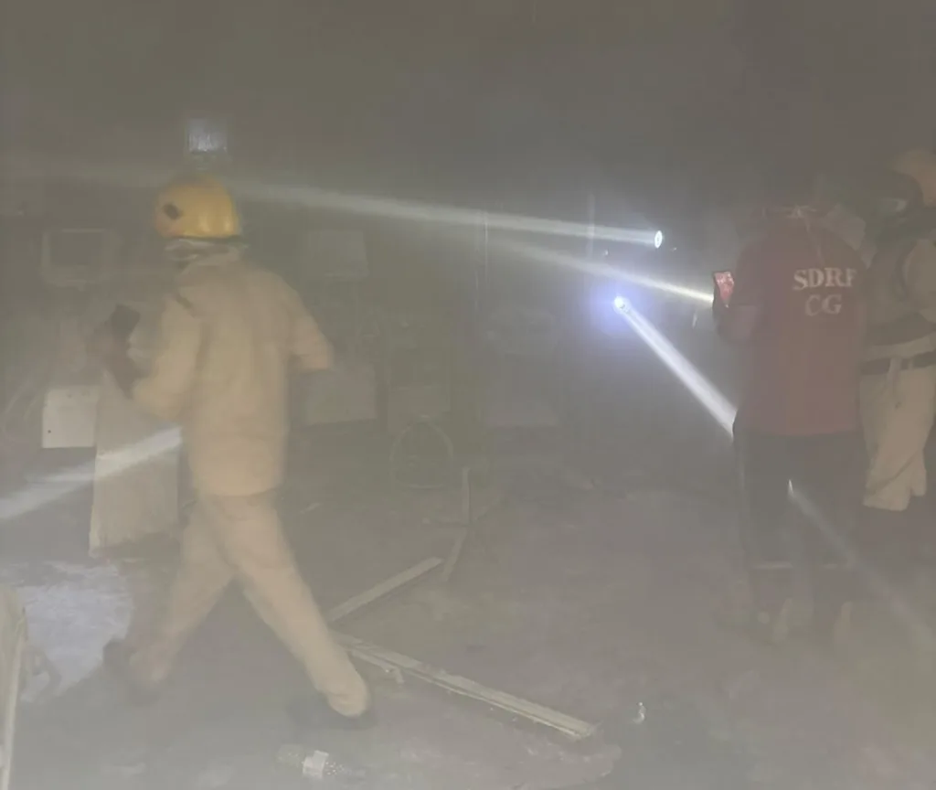 Mekahara Hospital : रायपुर मेकाहारा में टला बड़ा हादसा! इमरजेंसी वार्ड के AC में ब्लास्ट से लगी भीषण आग, धुआं भरते ही मची भगदड़; मरीजों को सुरक्षित निकाला गया