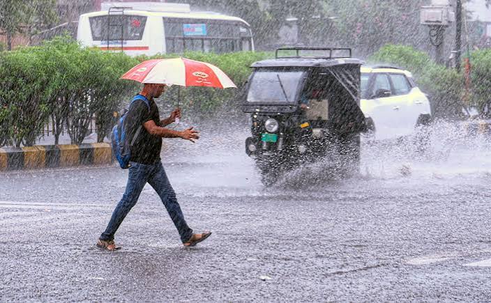 Rain Alert: बारिश का ‘रेड अलर्ट’: बाढ़ की आशंका के बीच स्कूल-आंगनबाड़ी बंद, नदियों का बढ़ा जलस्तर; मदद के लिए हेल्पलाइन नंबर जारी