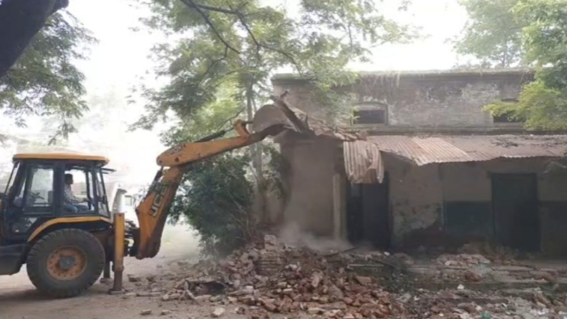 Dhar News: HC से नहीं मिली राहत, करोड़ों की सरकारी जमीन से भू-माफियाओं का कब्जा हटाया