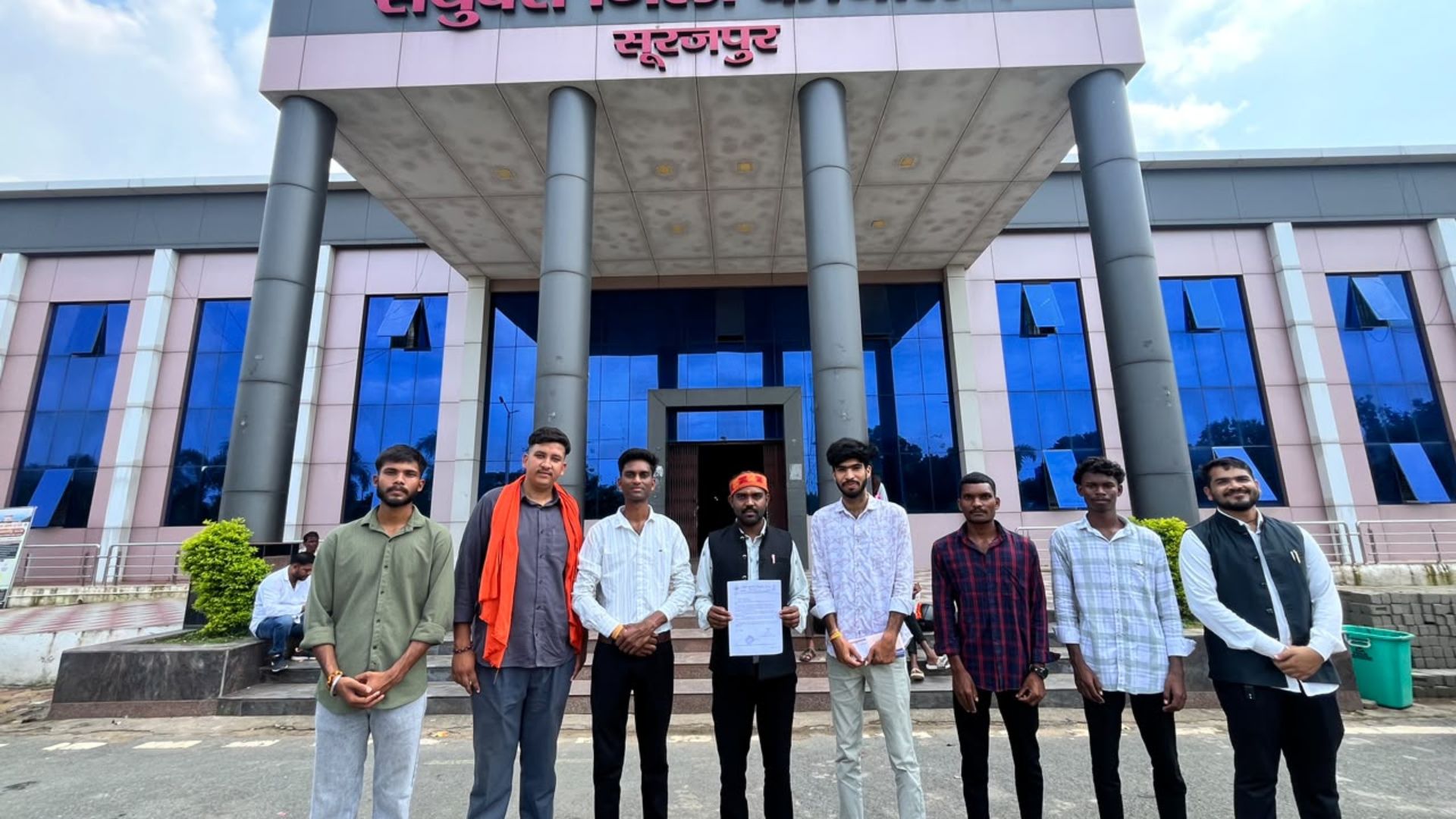 Pratappur News: छात्रों से दुर्व्यवहार का आरोप, प्राथमिक स्कूल के शिक्षक के खिलाफ ABVP ने खोला मोर्चा