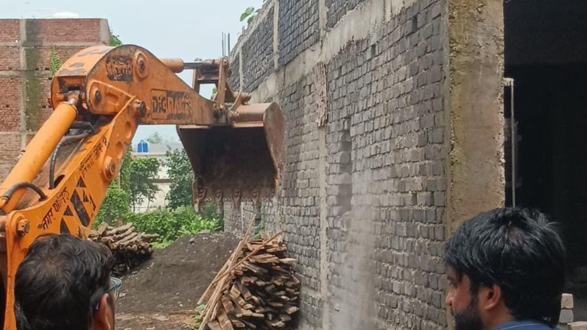 Raipur News: अवैध निर्माण पर सख्ती: कलेक्टर के निर्देश पर रायपुर निगम की बड़ी कार्रवाई, 4 भवन तोड़े