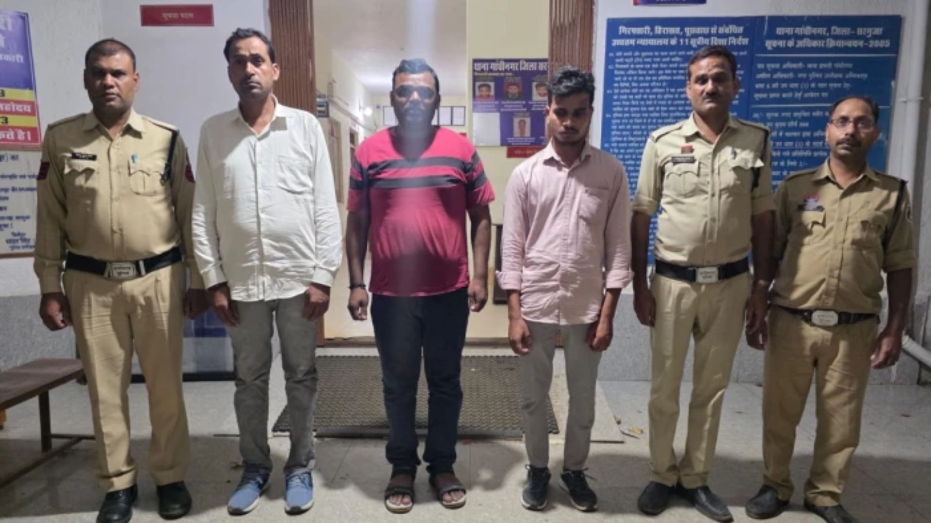 Ambikapur News: ‘6 बोतल शराब और कैश भेजिए’… फर्जी ACB अधिकारी बनकर की डिमांड, पुलिस ने तीन को दबोचा