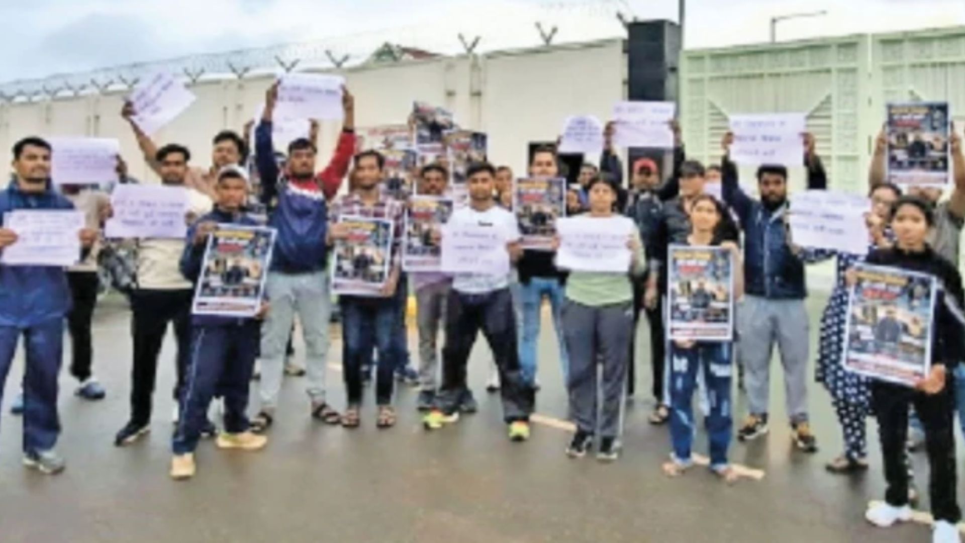 Raipur News : 154 पद नहीं जोड़ने पर भड़के अभ्यर्थी, शिक्षा मंत्री से मिलने पहुंचे, पुलिस ने रोका
