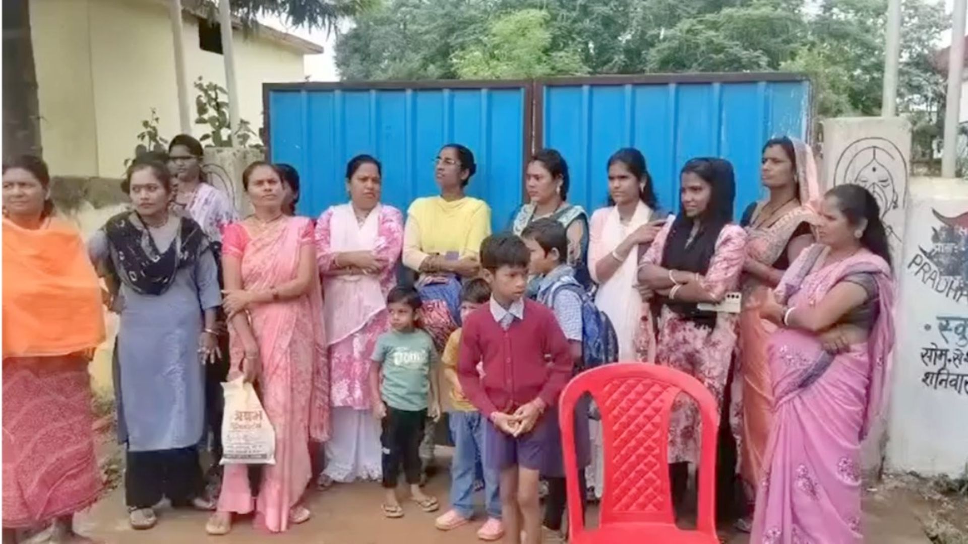 Kondagaon News: व्यवस्था सुधारने की मांग को लेकर पालकों का प्रदर्शन, स्कूल में तालाबंदी
