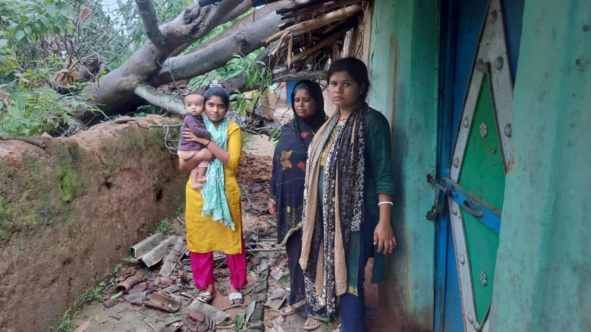 Surajpur News: सूरजपुर में बड़ा हादसा टला, कच्चे मकान पर गिरा विशालकाय आम का पेड़; मुआवजे की मांग