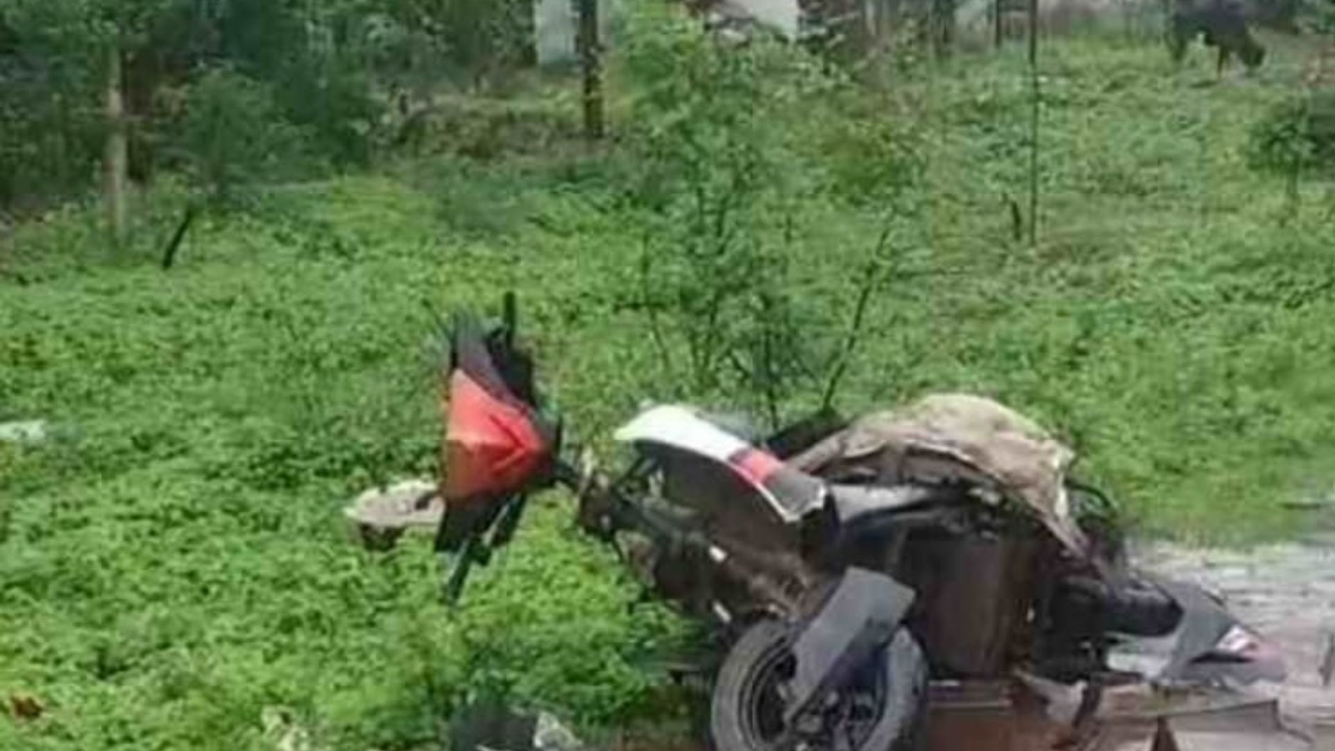 Bhilai News: दुर्ग में दर्दनाक सड़क हादसा: कार की टक्कर से ई-स्कूटी सवार दो छात्र गंभीर घायल