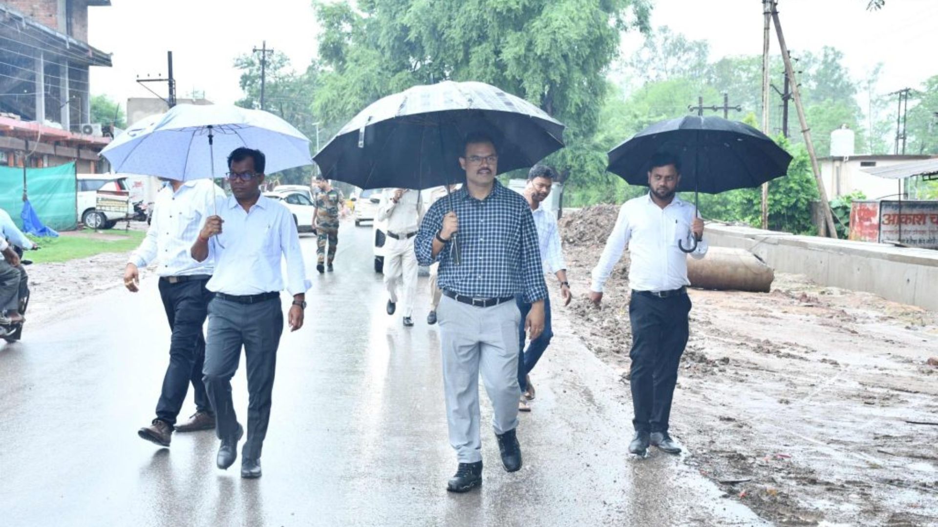 Mungeli News:  कलेक्टर का मैदानी दौरा, बाढ़, सड़क और स्वास्थ्य व्यवस्थाओं की समीक्षा, अधिकारियों को 24×7 अलर्ट रहने के निर्देश