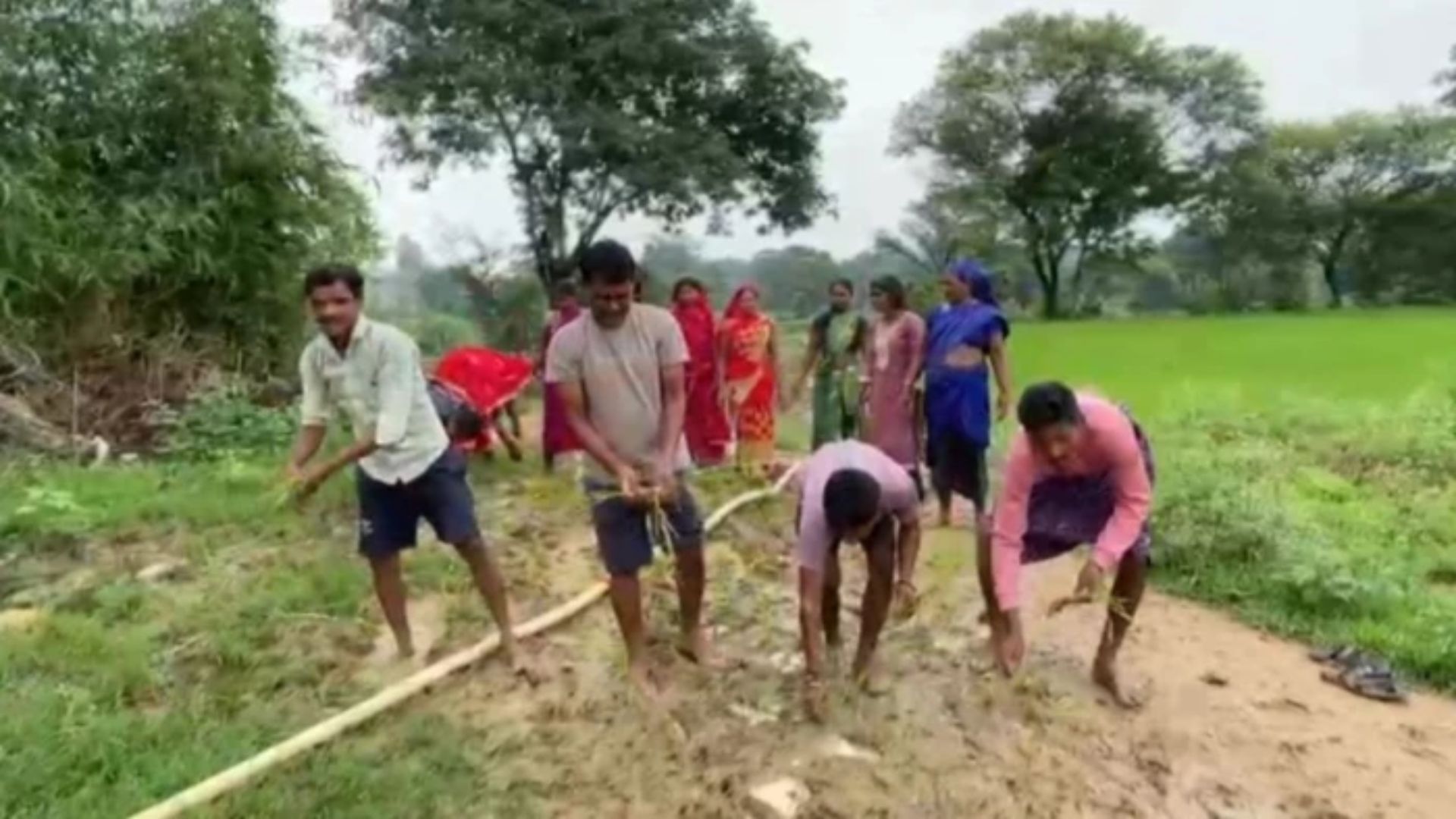 Ambikapur News: बदहाल सड़क के खिलाफ अनोखा प्रदर्शन, चिलबिल पंडोपारा के ग्रामीणों ने प्रशासन का ध्यान खींचा
