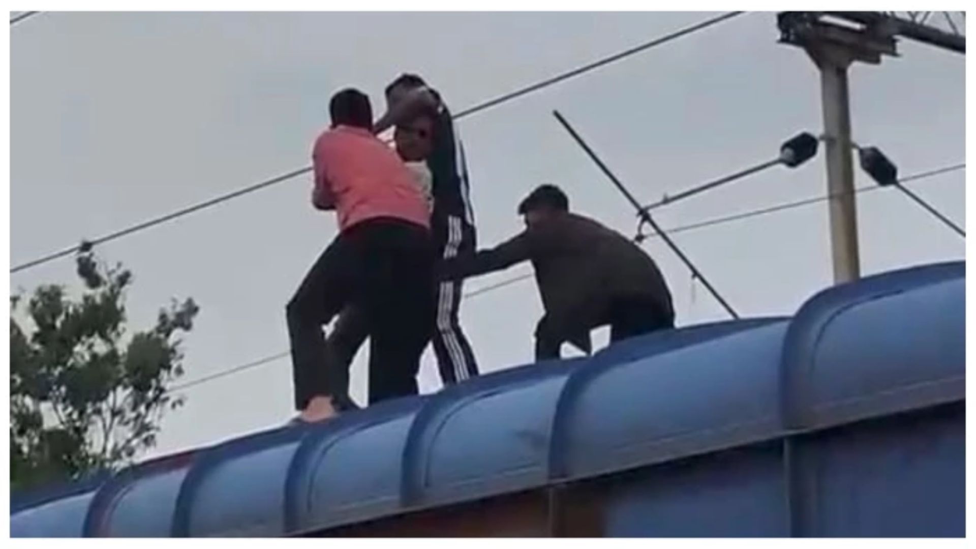 Bilaspur News: मालगाड़ी के ऊपर चढ़ा युवक, हाई वोल्टेज करंट से पहले RPF की सूझबूझ ने बचाई जान