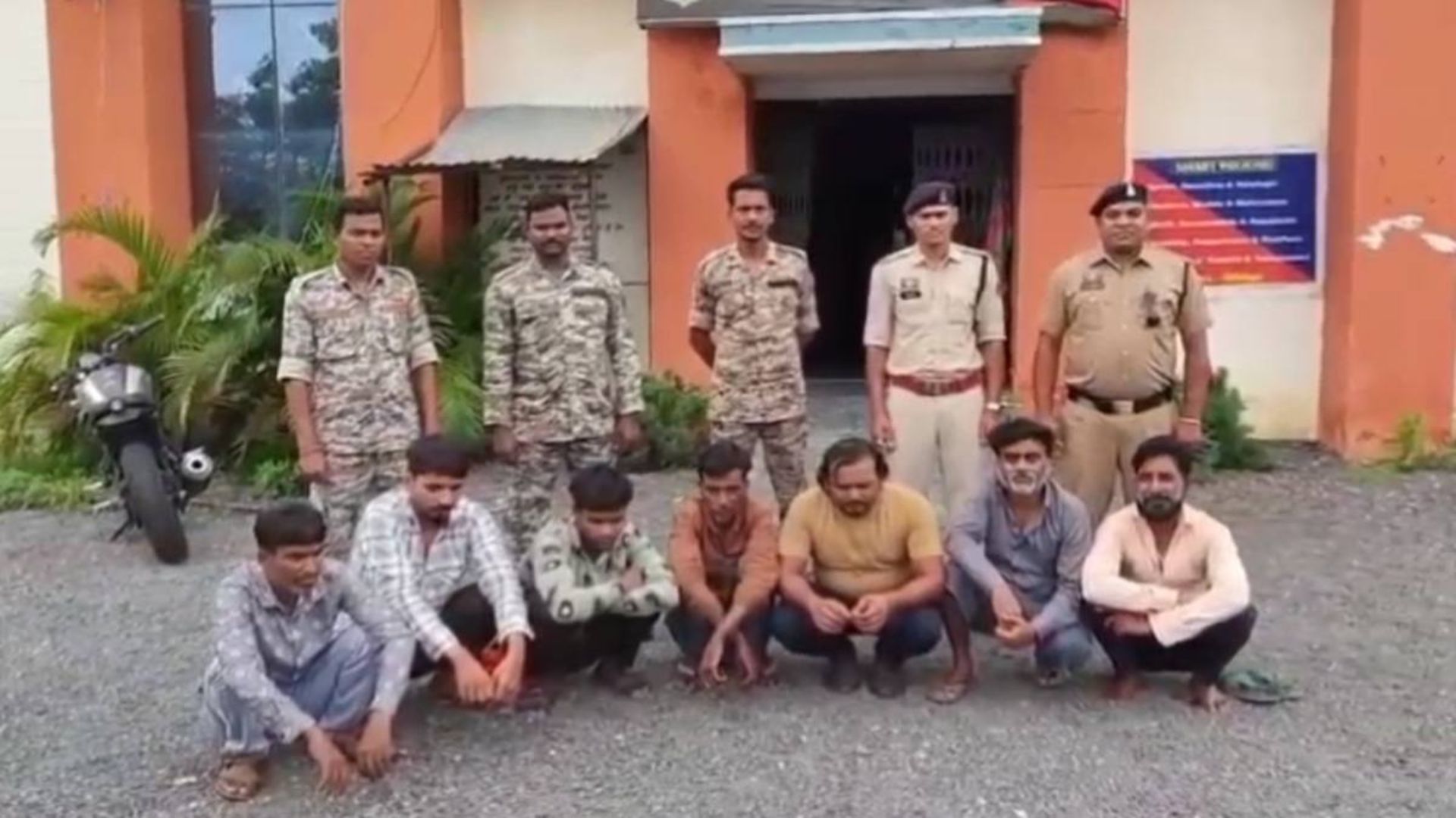 Mahasamund News :चंडी मंदिर के पीछे जंगल में चल रहा था जुए का अड्डा, पुलिस ने मारा छापा; 4 आरोपी फरार