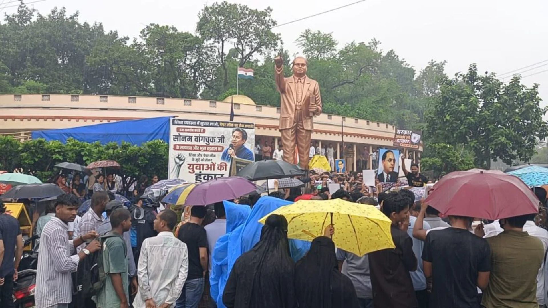 Raipur News: रायपुर में छात्रों का प्रदर्शन, पेपर लीक पर उठाई आवाज, सोनम वांगचुक के समर्थन में लगाए नारे