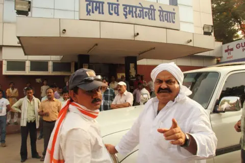 Atiq Ahmed : प्रयागराज का ‘बाहुबली’ अतीक अहमद: तांगेवाले के बेटे से सांसद और आतंक का पर्याय बनने से लेकर अंत तक की पूरी कहानी