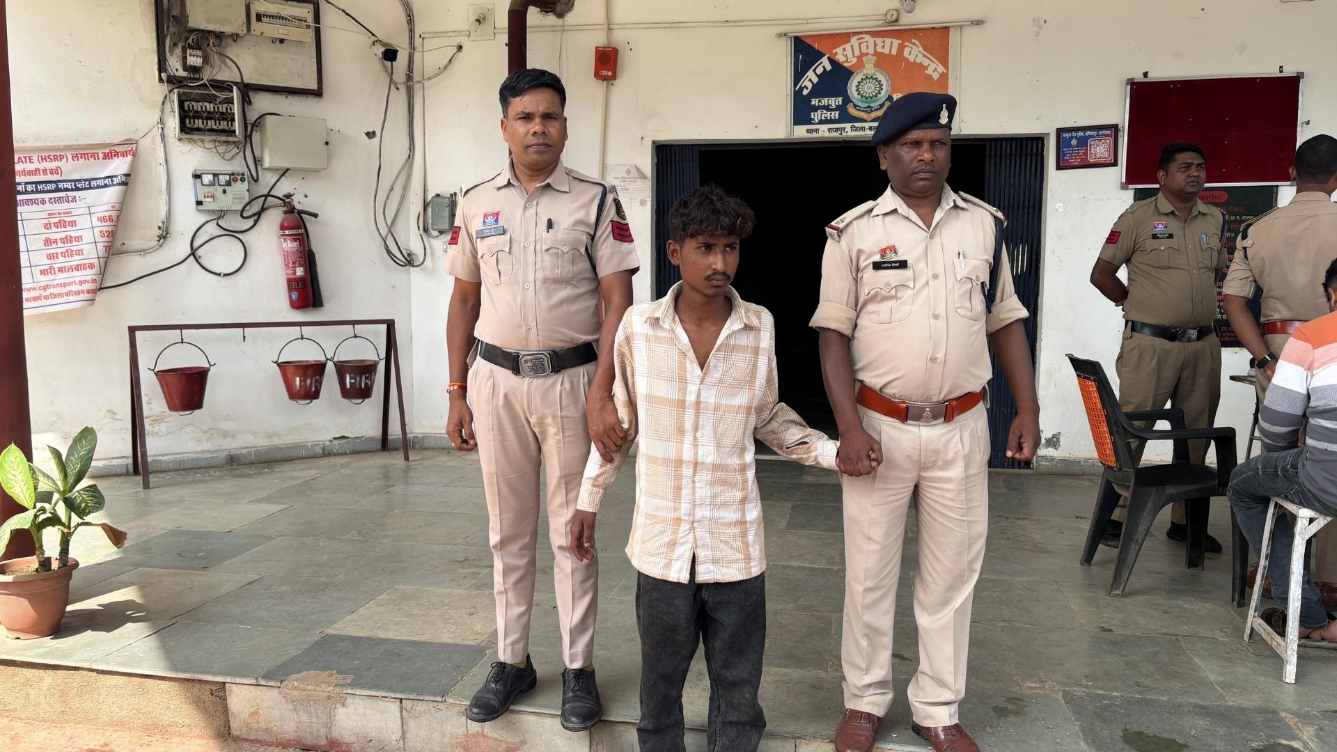 Balrampur News: पेट्रोल डालकर युवक को जिंदा जलाने की कोशिश, राजपुर पुलिस ने 2 घंटे में आरोपी को दबोचा
