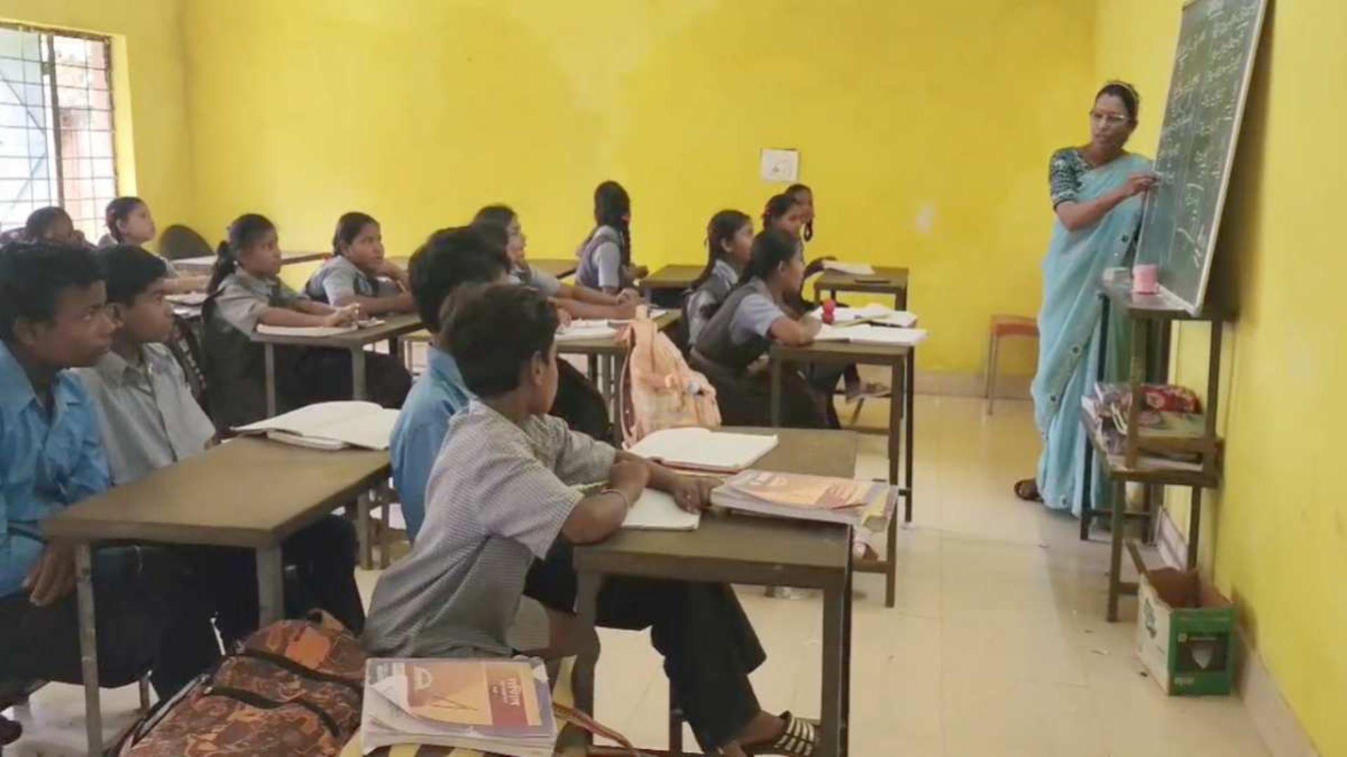 Jagdalpur News : स्कूल नहीं, पंचायत भवन बना बच्चों का सहारा; तीन साल से नए भवन की राह देख रहा एर्राकोट