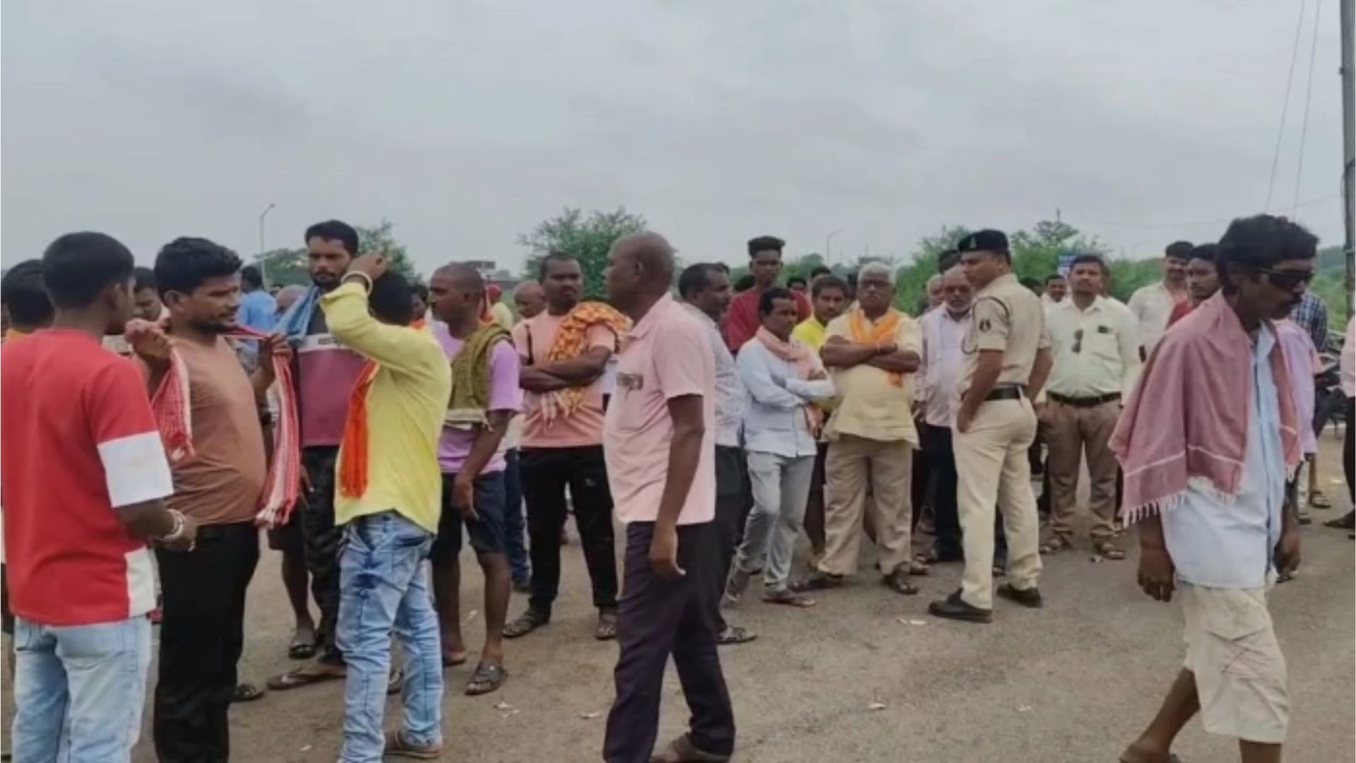 Dhamtari News : रामपाल पंथ मानने वाले परिवार की महिला की मौत के बाद विवाद, ग्रामीणों ने श्मशान जाने से रोका