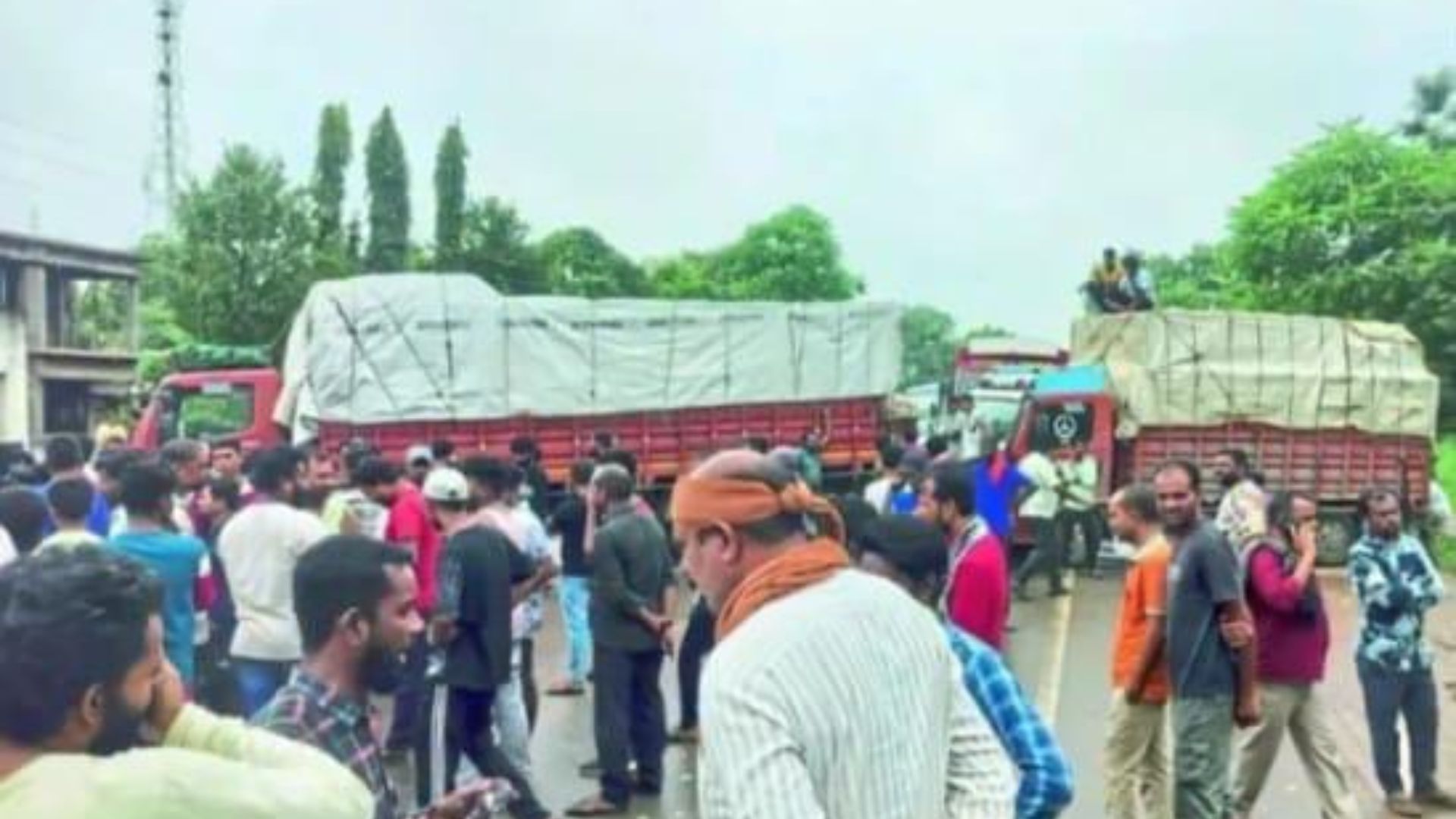 Durg News: RTO उड़नदस्ता पर वसूली का आरोप, ट्रक चालकों ने तीन घंटे हाईवे किया जाम