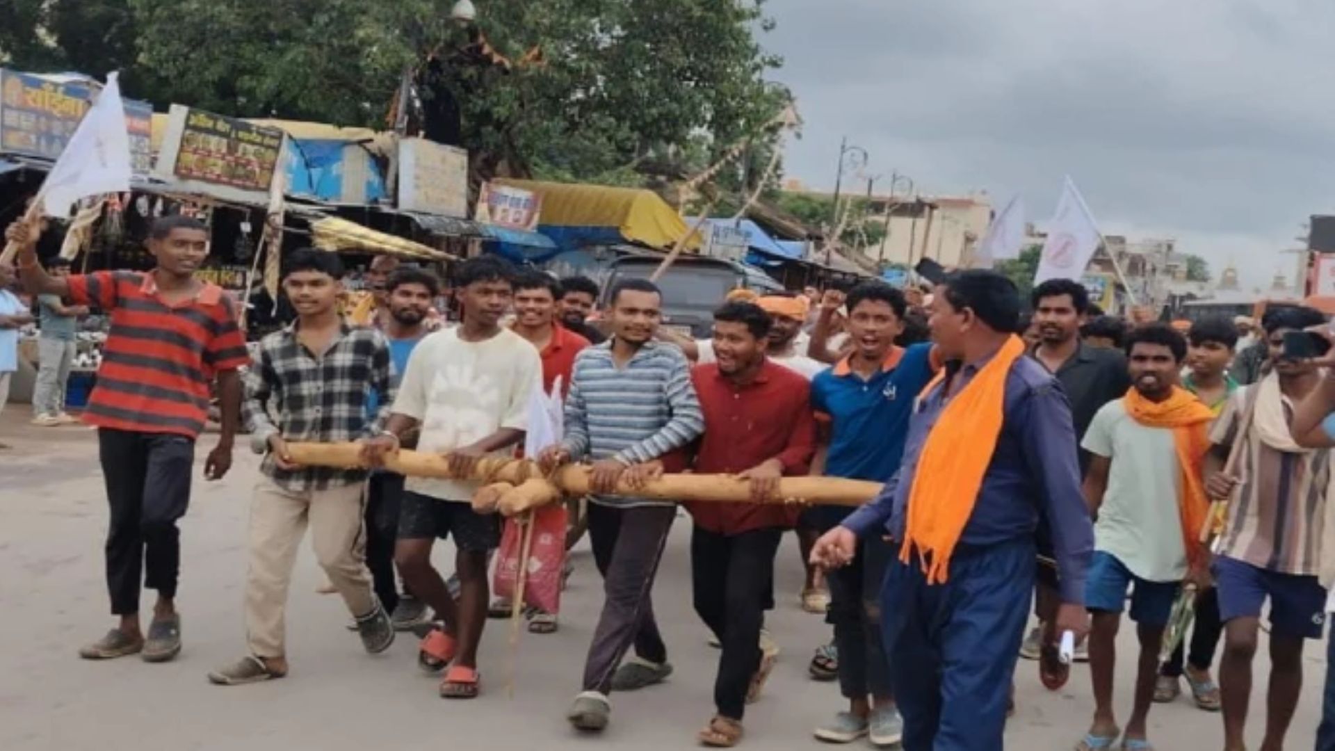 Jagdalpur News : बस्तर दशहरा: ट्रैक्टर छोड़ बैलगाड़ी से पहुंची साल की लकड़ी, ‘जय मां दंतेश्वरी’ के जयकारों से गूंजा रास्ता
